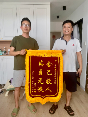 p1-广州一孩童玩耍不慎堕入池塘，他纵身一跃救人 .png